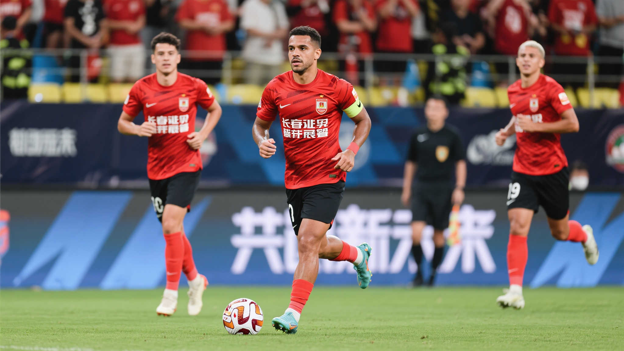 足球报：亚泰或将更换外援前锋，吉列尔梅未报名已离开球队